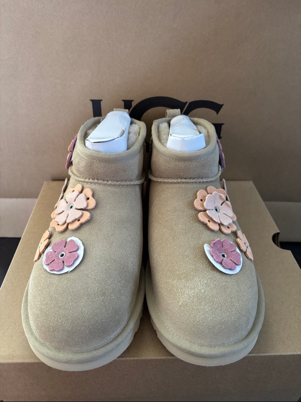 UGG CLASSIC ULTRA MINI FLEUR IN MUSTARD SEED SZ 7,8 NEW IN BOX! - Picture 4 of 10